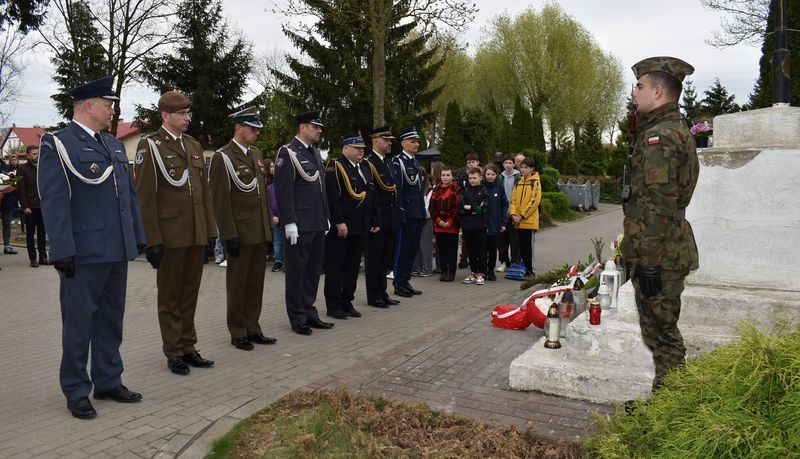 Malbork. Uroczystości upamiętniające Ofiary Zbrodni Katyńskiej z udziałem przedstawicieli służb mundurowych.