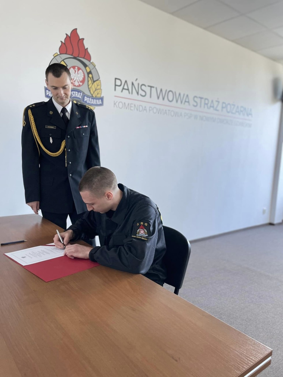 Nowy Dwór Gdański. Ślubowanie nowo przyjętego strażaka PSP.