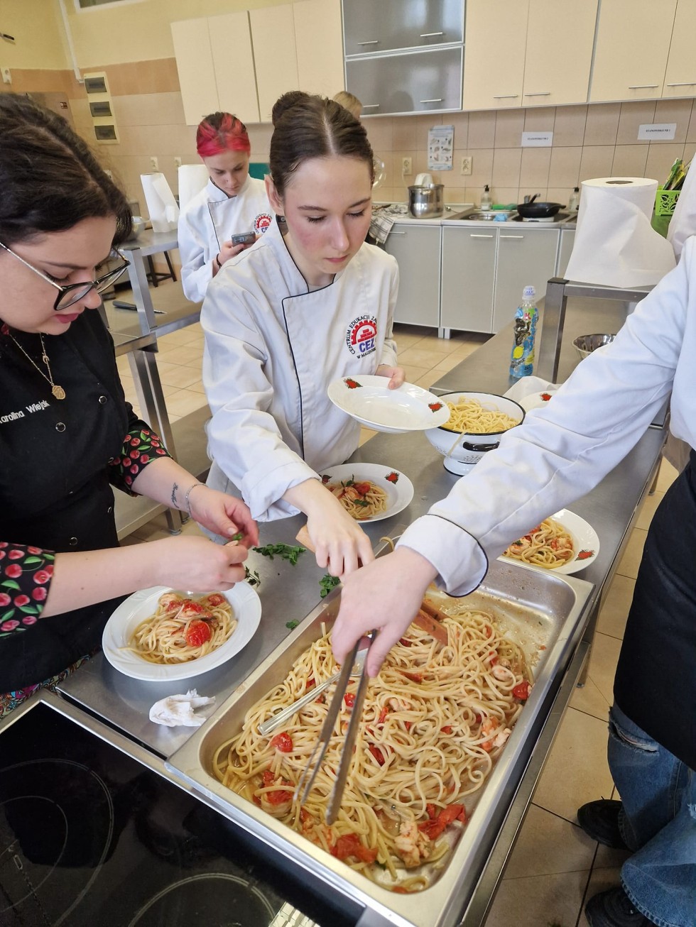 Malbork. Ośmiornica, mule i krewetki - szkolenie z owoców morza w Centrum Edukacji Zawodowej. Zdjęcia