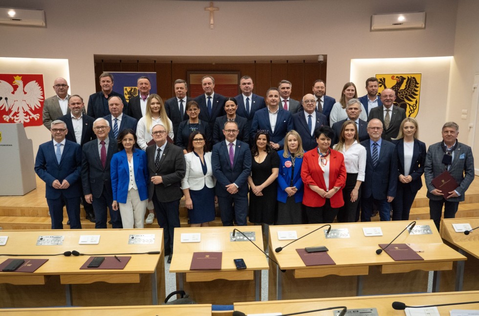 Nowi radni województwa dostali zaświadczenia. Kim są i czym będą się zajmować?