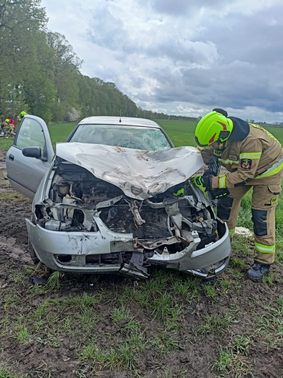 Śmiertelny wypadek w gminie Lichnowy - nie żyje kierujący motorowerem potrącony przez osobówkę.