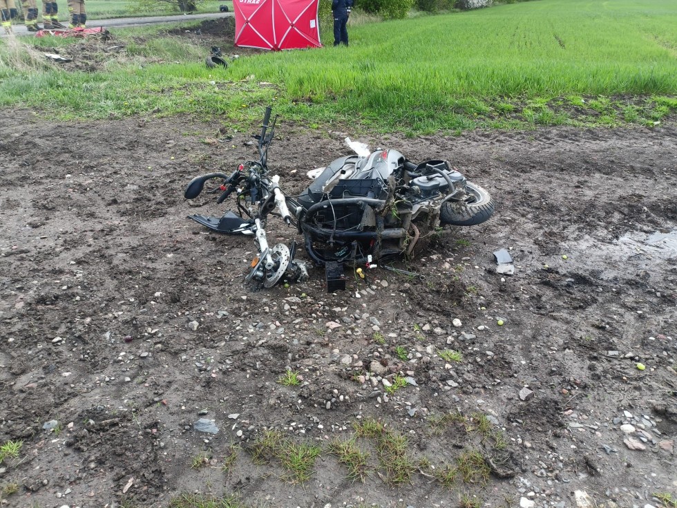 Śmiertelny wypadek w gminie Lichnowy - nie żyje kierujący motorowerem potrącony przez osobówkę.