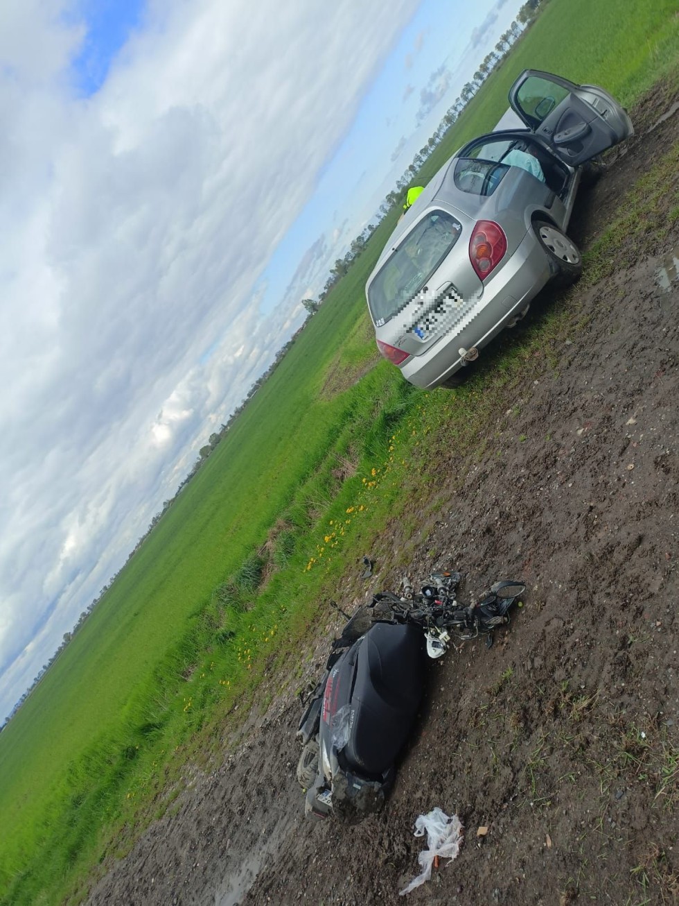 Śmiertelny wypadek w gminie Lichnowy - nie żyje kierujący motorowerem potrącony przez osobówkę.