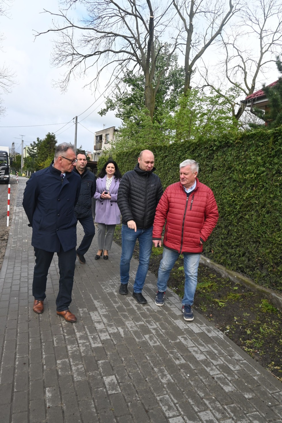 Powiat nowodworski. Nowo wybudowany chodnik w Myszewku odebrany.