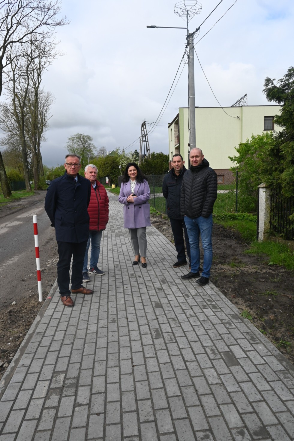 Powiat nowodworski. Nowo wybudowany chodnik w Myszewku odebrany.