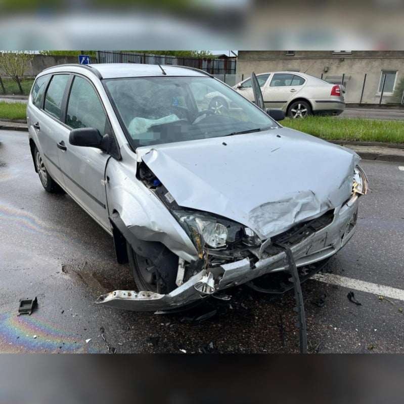 Malbork. Kobieta trafiła do szpitala po zderzeniu osobówek na ul. Wojska Polskiego. Wideo