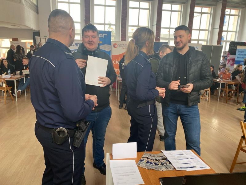 Malbork. Policjanci na Targach Pracy zachęcali do wstąpienia w ich szeregi.
