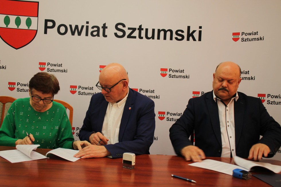 Powiat sztumski. Wsparcie na realizację zadań publicznych – podpisano stosowne umowy.