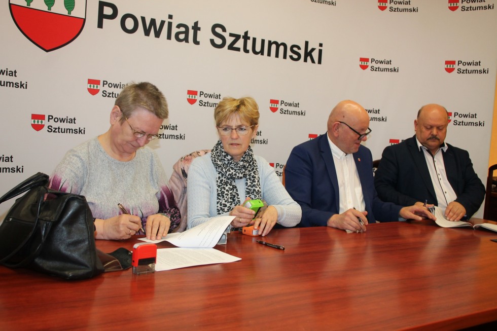 Powiat sztumski. Wsparcie na realizację zadań publicznych – podpisano stosowne umowy.
