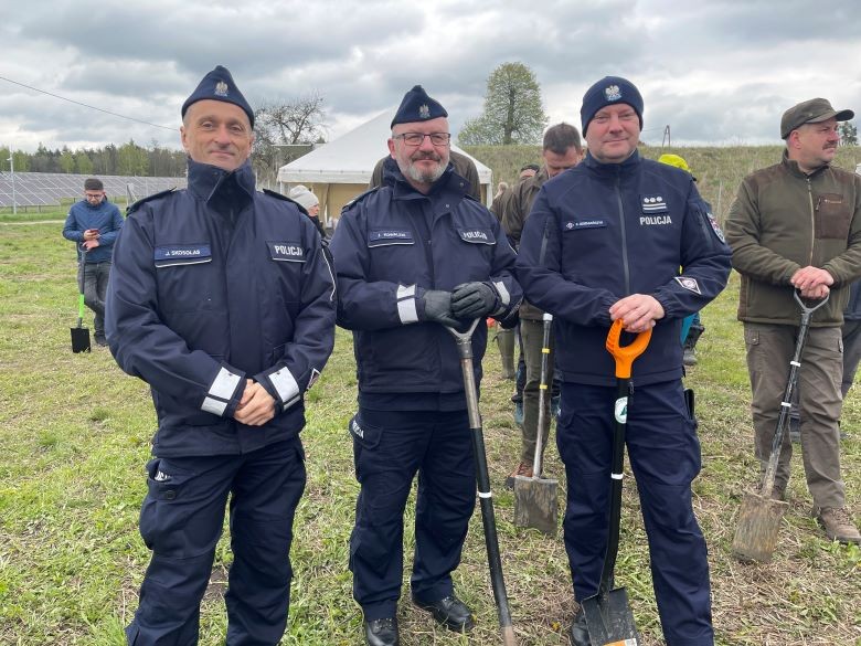 Sztumscy policjanci sadzili drzewa na terenie Gminy Kwidzyn.