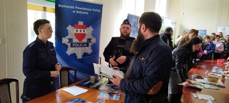 Sztum. Policjanci na Targach Pracy i Edukacji zachęcali do wstąpienia w ich szeregi.