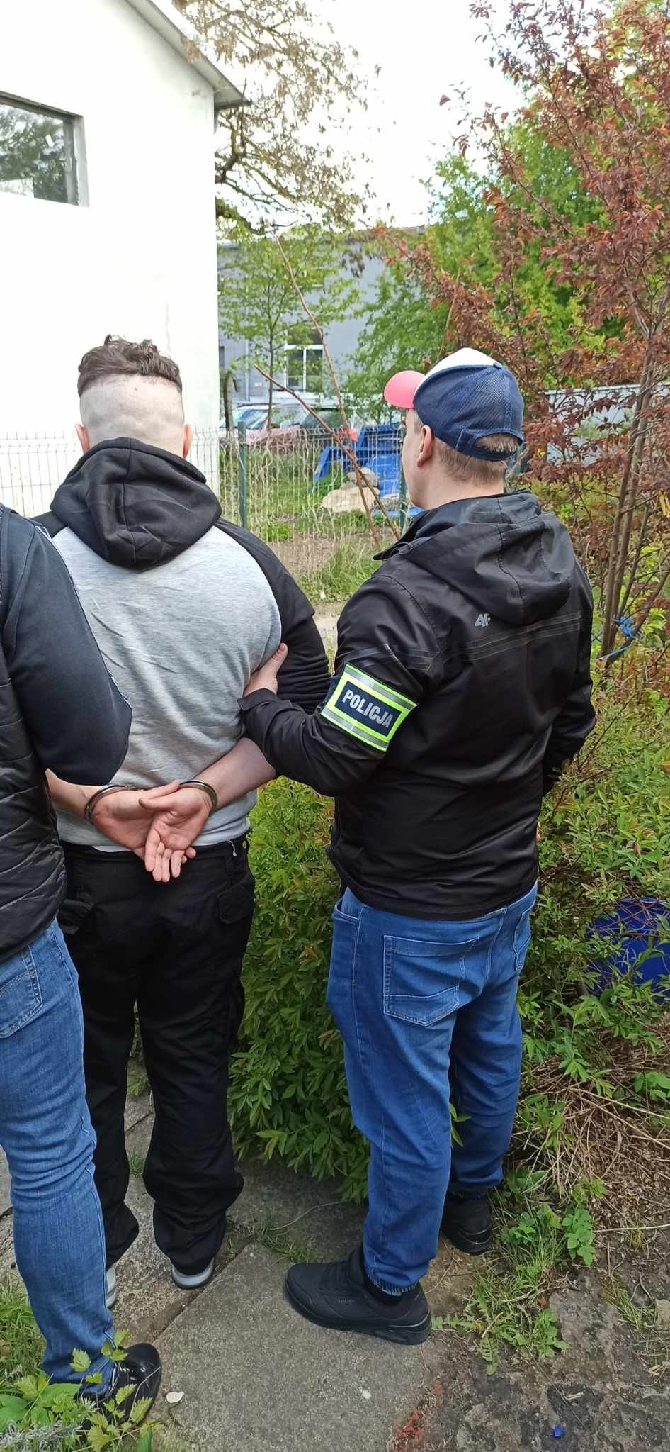 Powiat nowodworski. W słoikach po ogórkach schowane miał narkotyki – grozi mu do 10 lat więzienia.