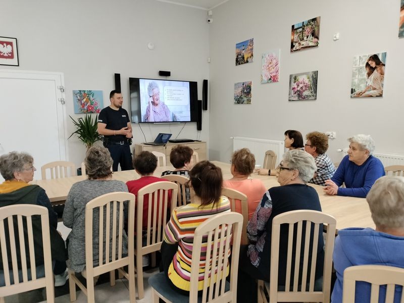 Gmina Miłoradz. Policjant rozmawiał z seniorami o bezpieczeństwie.