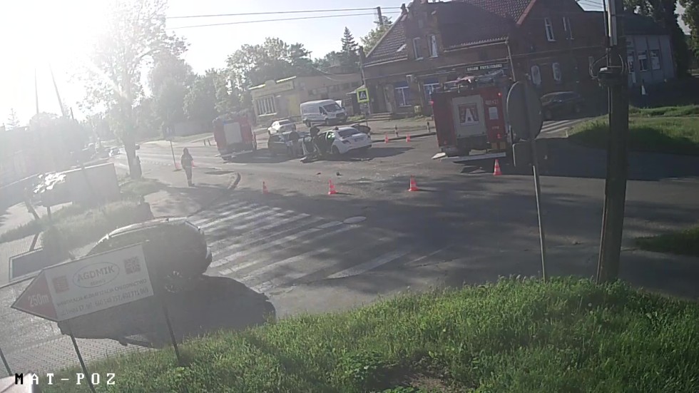 Malbork. Dwie osoby w szpitalu po zderzeniu osobówek na skrzyżowaniu ulic Wojska Polskiego i Koszykowej. Zobacz wideo