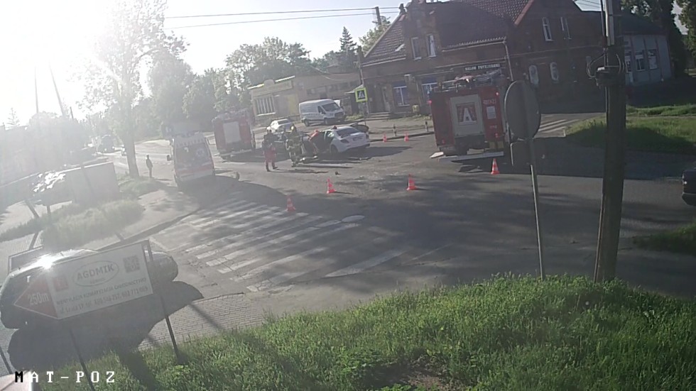 Malbork. Dwie osoby w szpitalu po zderzeniu osobówek na skrzyżowaniu ulic Wojska Polskiego i Koszykowej. Zobacz wideo