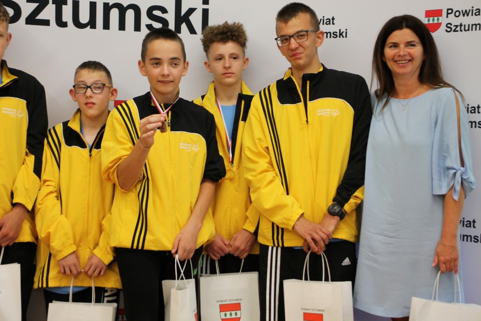 Sztum. Złoci medaliści Pomorskiego Turnieju Piłki Nożnej Olimpiad Specjalnych z wizytą u Starosty.