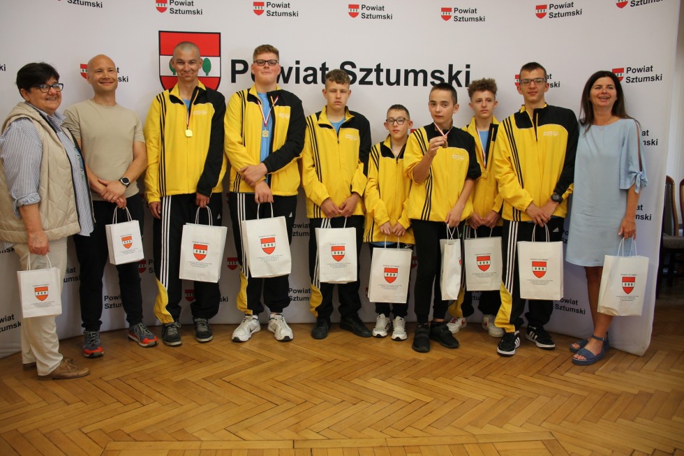 Sztum. Złoci medaliści Pomorskiego Turnieju Piłki Nożnej Olimpiad Specjalnych z wizytą u Starosty.