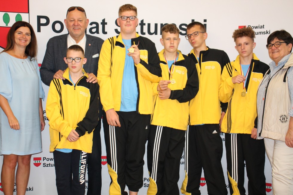 Sztum. Złoci medaliści Pomorskiego Turnieju Piłki Nożnej Olimpiad Specjalnych z wizytą u Starosty.