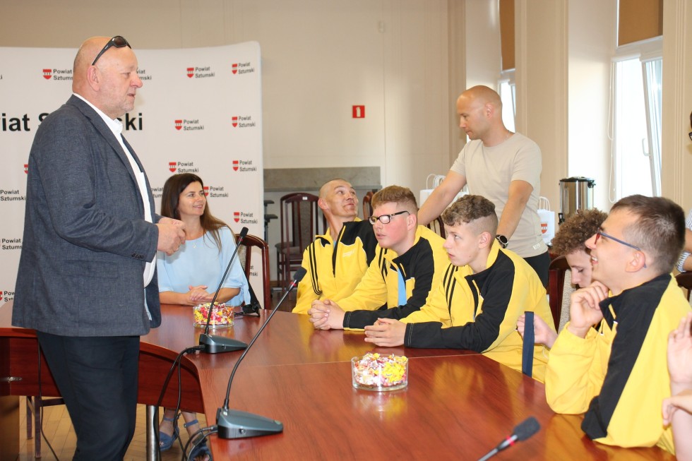 Sztum. Złoci medaliści Pomorskiego Turnieju Piłki Nożnej Olimpiad Specjalnych z wizytą u Starosty.