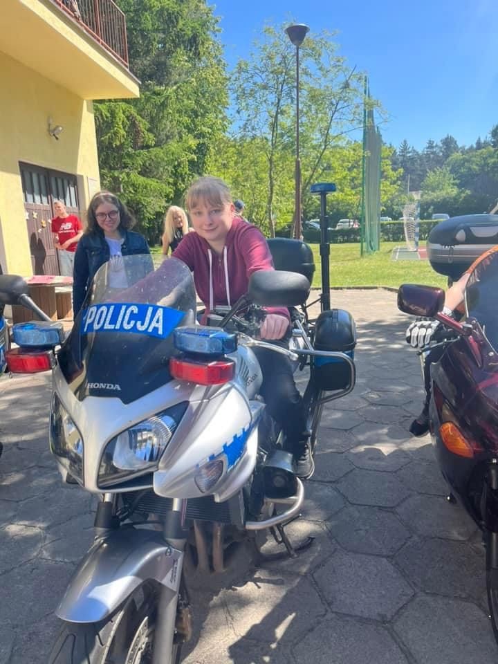 Powiat sztumski. Policjanci i motocykliści z odwiedzinami w SOSW w Uśnicach.