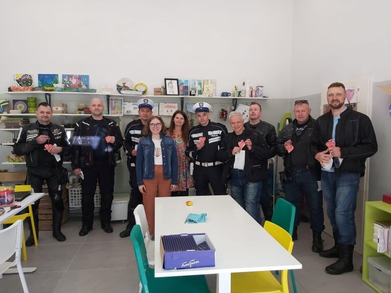 Powiat sztumski. Policjanci i motocykliści z odwiedzinami w SOSW w Uśnicach.