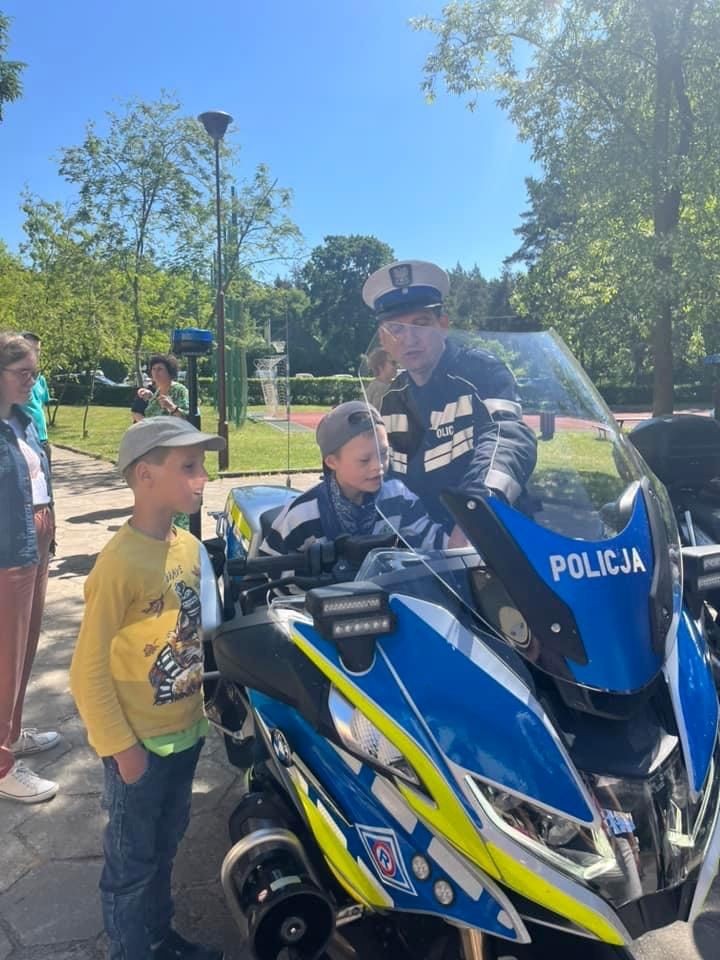 Powiat sztumski. Policjanci i motocykliści z odwiedzinami w SOSW w Uśnicach.