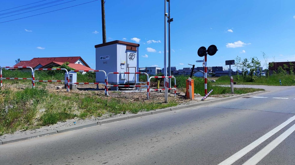 Malbork. Zignorował sygnalizację świetlną i wjechał w opuszczoną rogatkę na przejeździe drogowo-kolejowym.