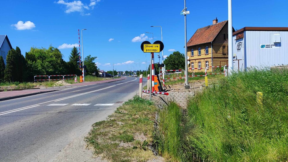 Malbork. Zignorował sygnalizację świetlną i wjechał w opuszczoną rogatkę na przejeździe drogowo-kolejowym.