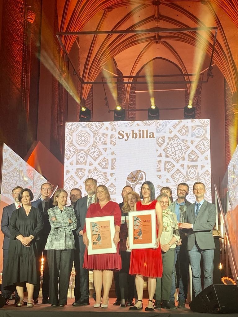 Malbork. Wystawa Nigra crux mala crux. Czarna i biała legenda zakonu krzyżackiego z wyróżnieniem w konkursie Sybilla 2023.