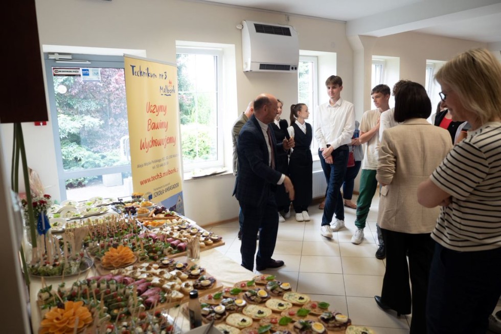 Malbork. Szkolna Konferencja Europejska w Technikum nr 3 – podsumowanie dwudziestolecia wstąpienie Polski do Unii Europejskiej. Wideo i zdjęcia