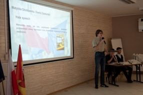 Malbork. Szkolna Konferencja Europejska w Technikum nr 3 – podsumowanie dwudziestolecia wstąpienie Polski do Unii Europejskiej. Wideo i zdjęcia