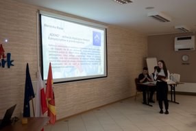 Malbork. Szkolna Konferencja Europejska w Technikum nr 3 – podsumowanie dwudziestolecia wstąpienie Polski do Unii Europejskiej. Wideo i zdjęcia