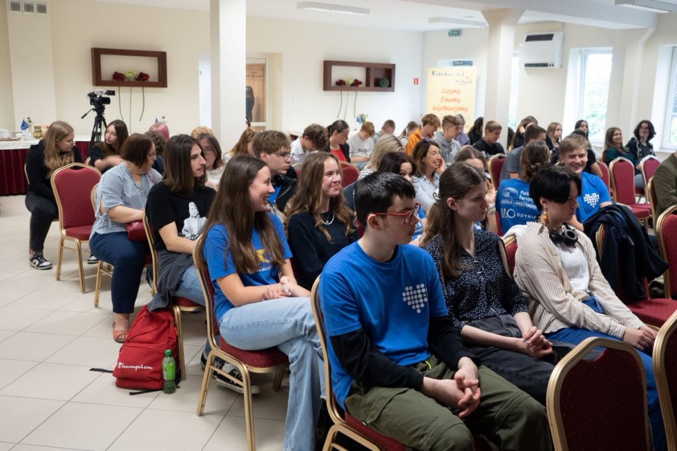 Malbork. Szkolna Konferencja Europejska w Technikum nr 3 – podsumowanie dwudziestolecia wstąpienie Polski do Unii Europejskiej. Wideo i zdjęcia