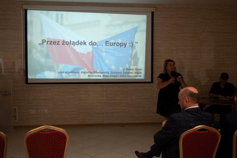 Malbork. Szkolna Konferencja Europejska w Technikum nr 3 – podsumowanie dwudziestolecia wstąpienie Polski do Unii Europejskiej. Wideo i zdjęcia