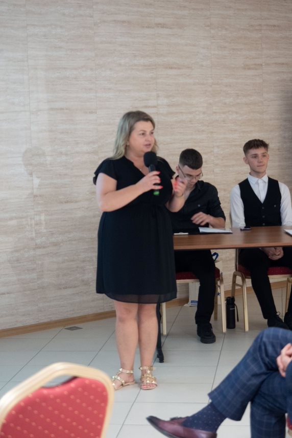 Malbork. Szkolna Konferencja Europejska w Technikum nr 3 – podsumowanie dwudziestolecia wstąpienie Polski do Unii Europejskiej. Wideo i zdjęcia