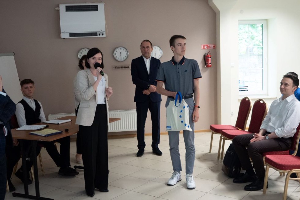 Malbork. Szkolna Konferencja Europejska w Technikum nr 3 – podsumowanie dwudziestolecia wstąpienie Polski do Unii Europejskiej. Wideo i zdjęcia