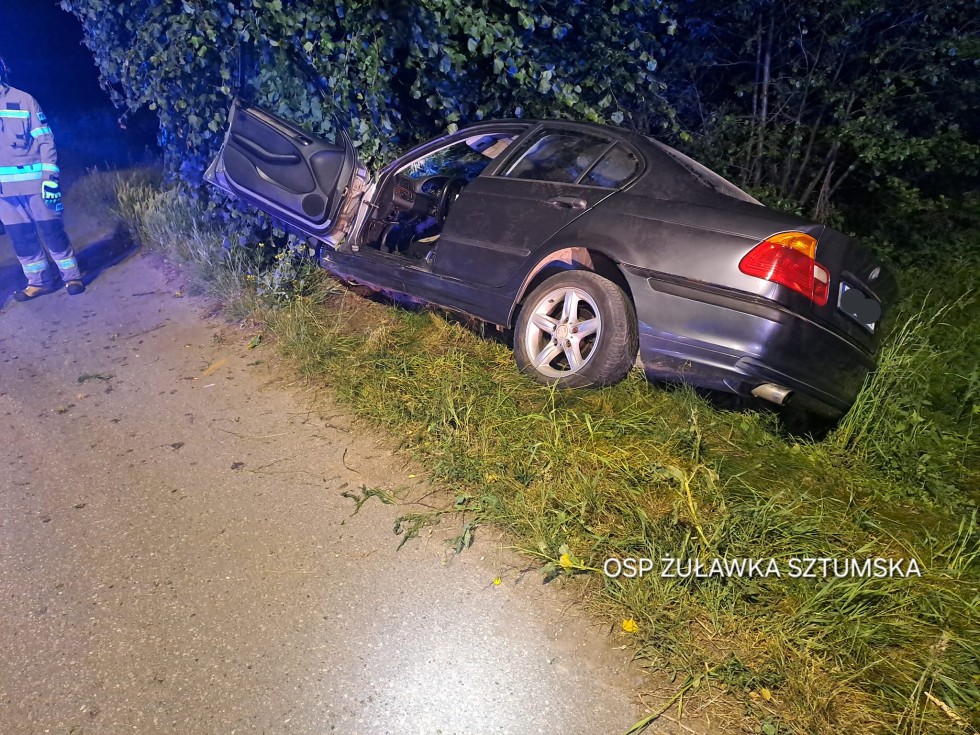 Powiat sztumski. Osobówką w drzewo – młoda kobieta trafiła do szpitala.