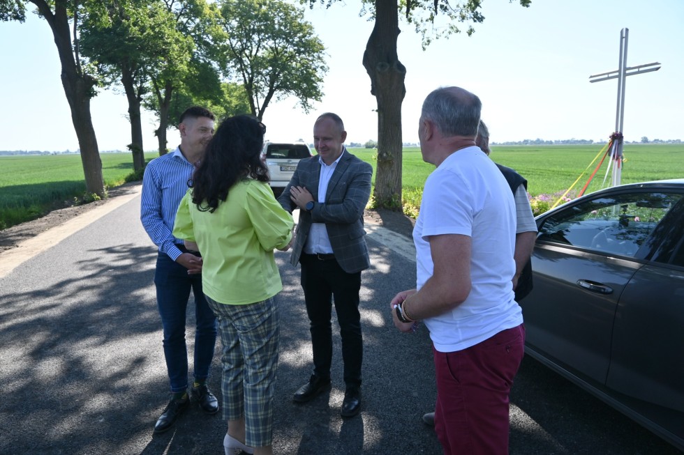 Powiat nowodworski. Odbiór końcowy przebudowanej drogi we wsi Tuja.