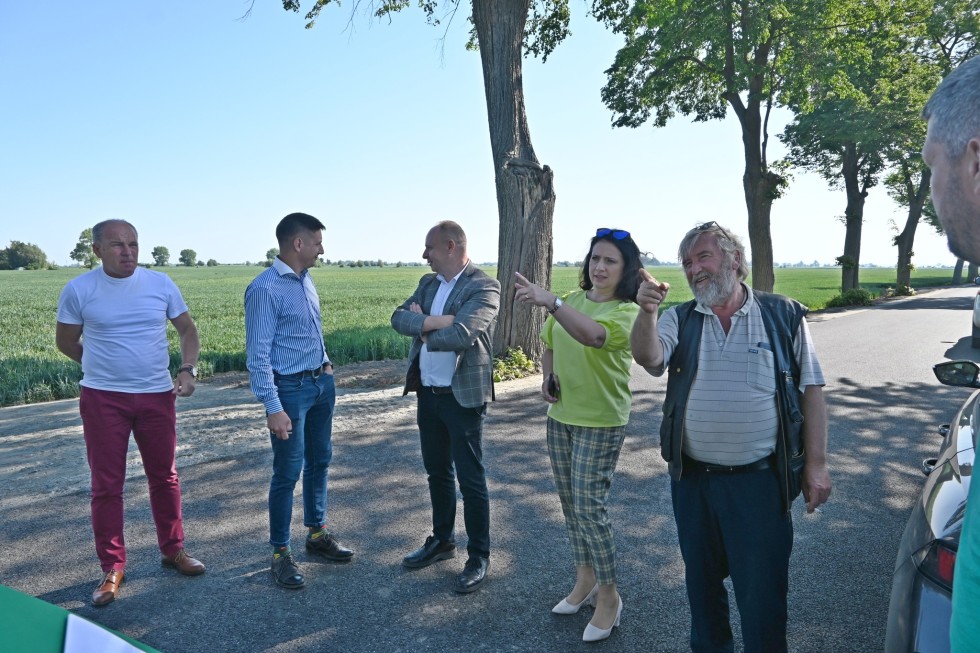 Powiat nowodworski. Odbiór końcowy przebudowanej drogi we wsi Tuja.