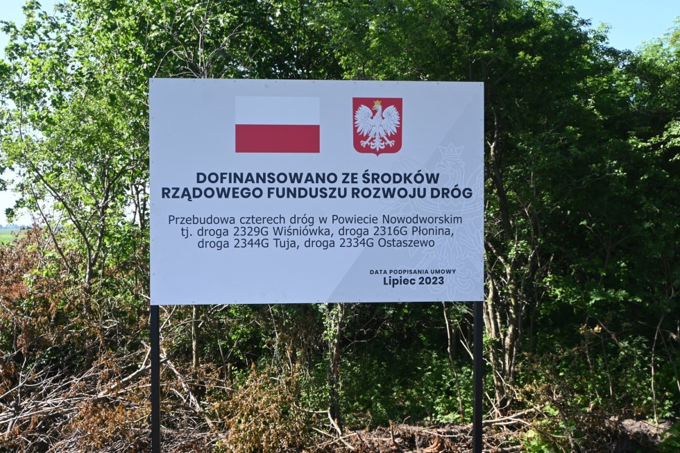 Powiat nowodworski. Odbiór końcowy przebudowanej drogi we wsi Tuja.