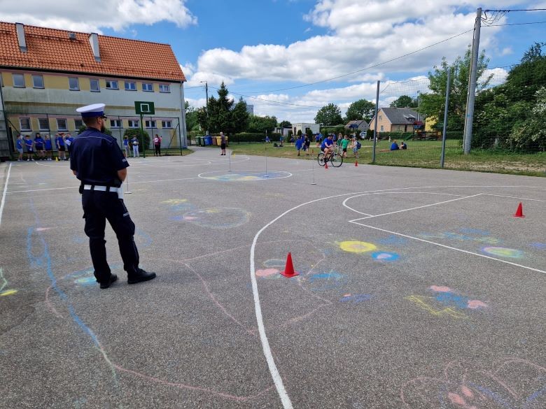 Powiat sztumski. Policjanci egzaminowali uczniów na kartę rowerową.