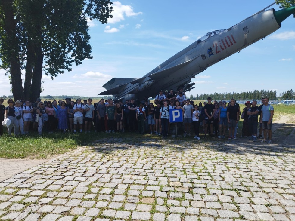 Malbork. Migiem na Malwirę – uczniowie I LO zwiedzili lotnisko wojskowe 22BLT.