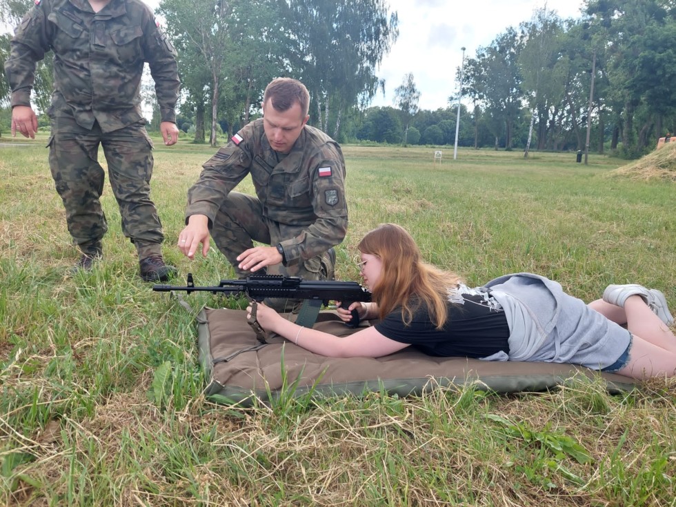 Malbork. Migiem na Malwirę – uczniowie I LO zwiedzili lotnisko wojskowe 22BLT.