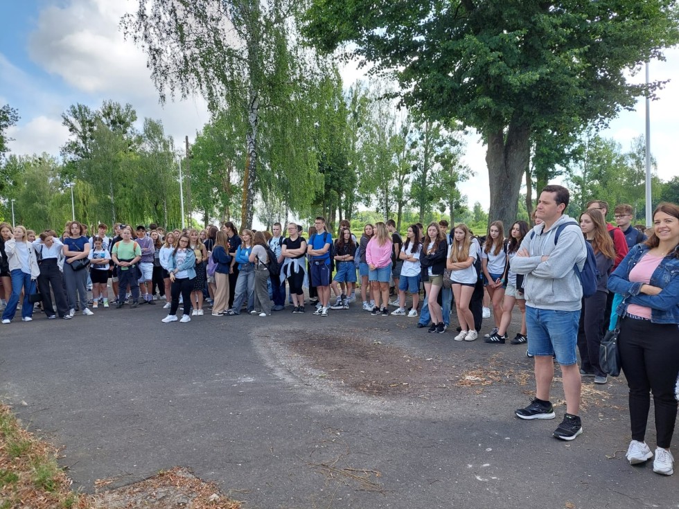 Malbork. Migiem na Malwirę – uczniowie I LO zwiedzili lotnisko wojskowe 22BLT.