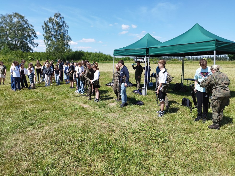 Malbork. Migiem na Malwirę – uczniowie I LO zwiedzili lotnisko wojskowe 22BLT.