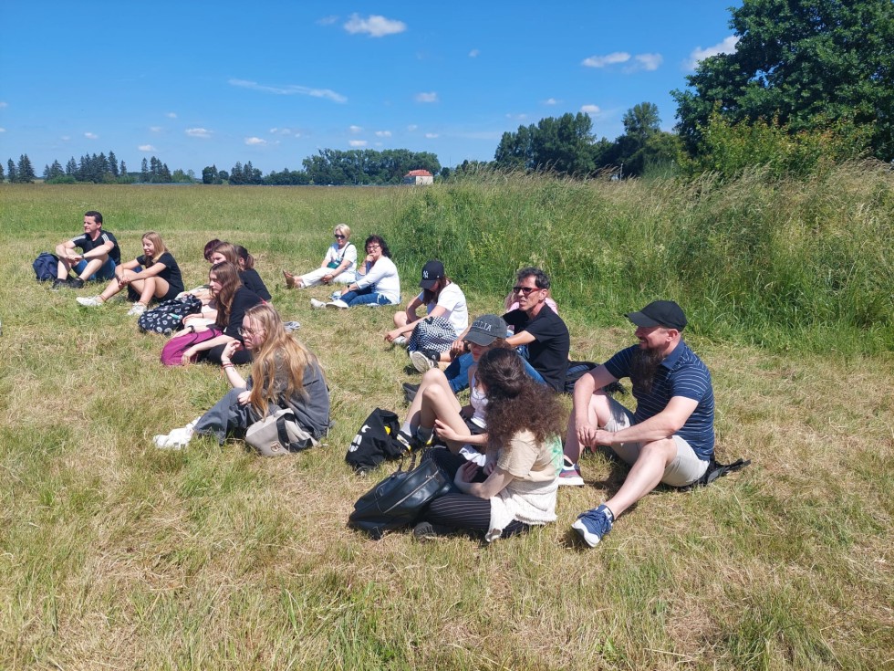 Malbork. Migiem na Malwirę – uczniowie I LO zwiedzili lotnisko wojskowe 22BLT.