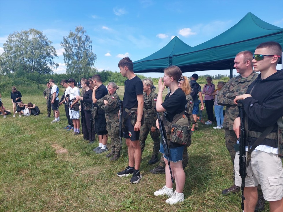 Malbork. Migiem na Malwirę – uczniowie I LO zwiedzili lotnisko wojskowe 22BLT.