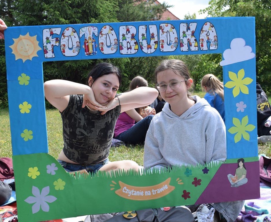 Malbork. Czytanie na trawie – piknik czytelniczy uczniów Technikum nr 3.