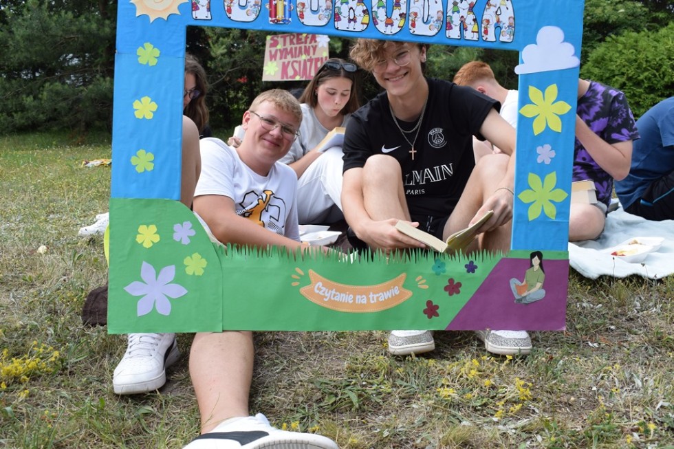 Malbork. Czytanie na trawie – piknik czytelniczy uczniów Technikum nr 3.