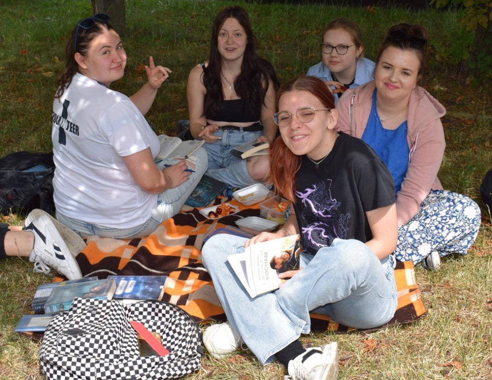 Malbork. Czytanie na trawie – piknik czytelniczy uczniów Technikum nr 3.